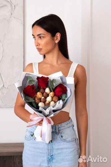 Букеты из клубники и цветов