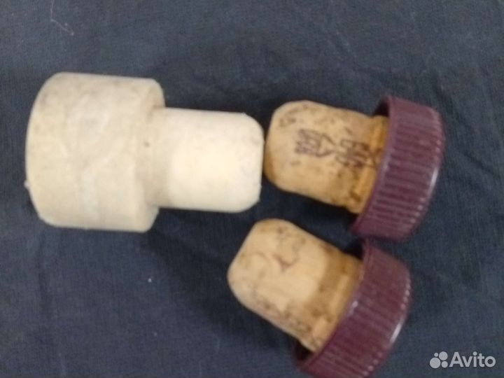 Пробки разные. Много