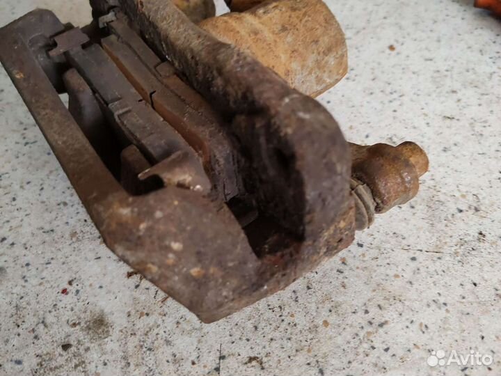 Суппорт задний правый Митсубиси Паджеро пинин