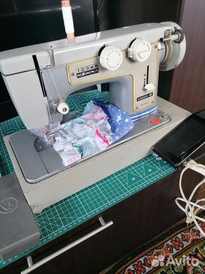 Электрическая швейная машинка 