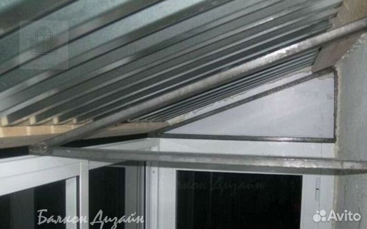 Козырек над балконом