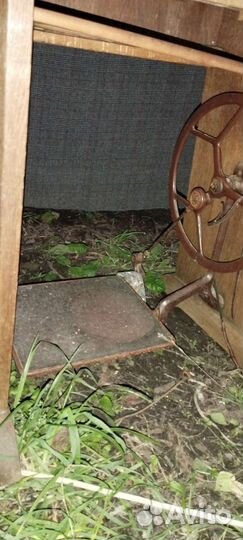 Старинная швейная машина Veritas на станине