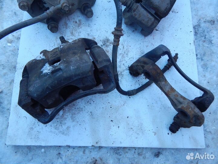 Суппорт тормозной передний Nissan Maxima A33