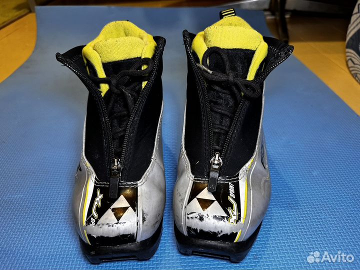 Лыжный комплект (лыжи 140 см, ботинки 33 размер)