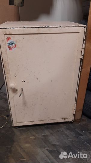 Металлический шкаф типа сейф