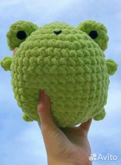 Вязаная игрушка лягушка