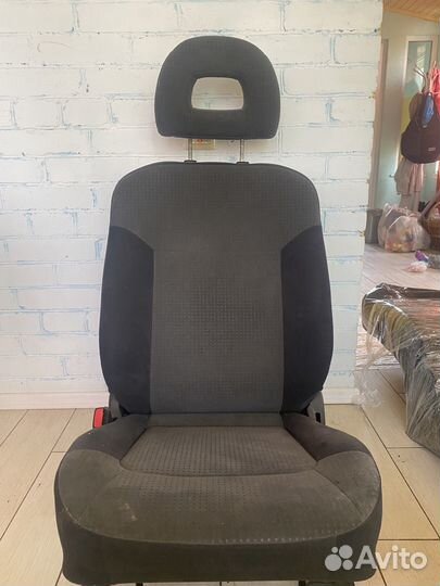 Передние сиденья mitsubishi