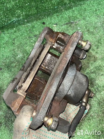 Суппорт тормозной передний правый Mazda Familia