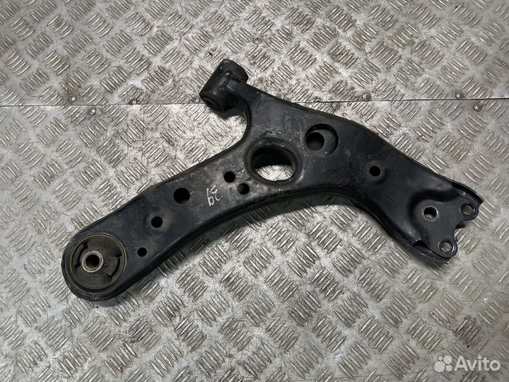 Рычаг передний левый Toyota Prius 30