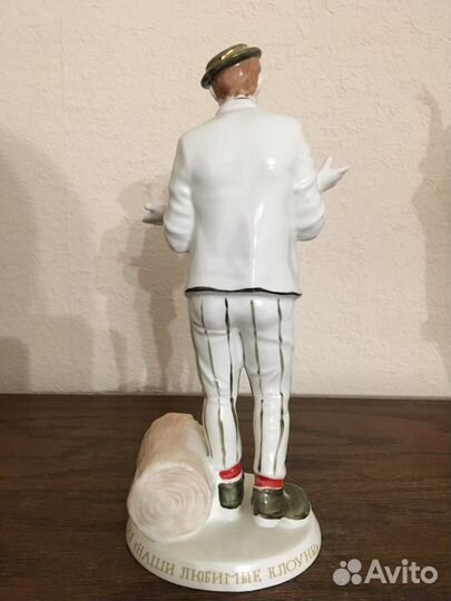 Фарфоровая статуэтка 