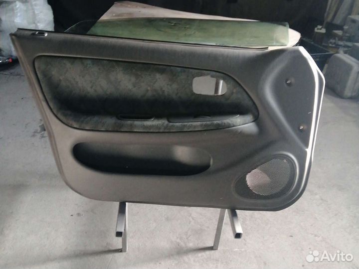 Продам левое стекло на тоёта корола 100