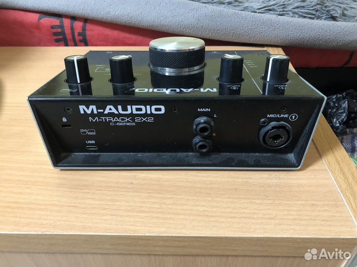 Студийный микрофон akg p420 со звуковой картой