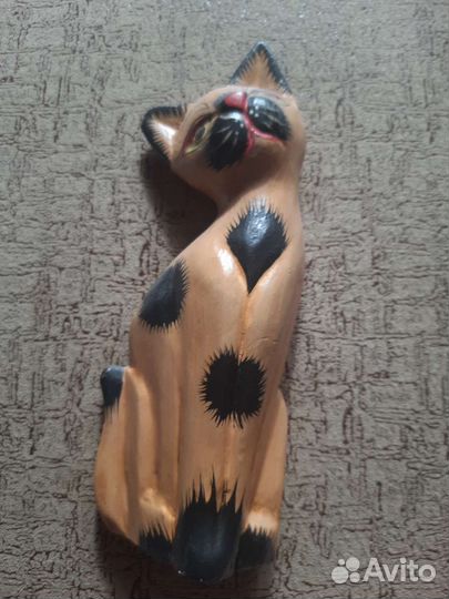 Деревянная фигура кошки