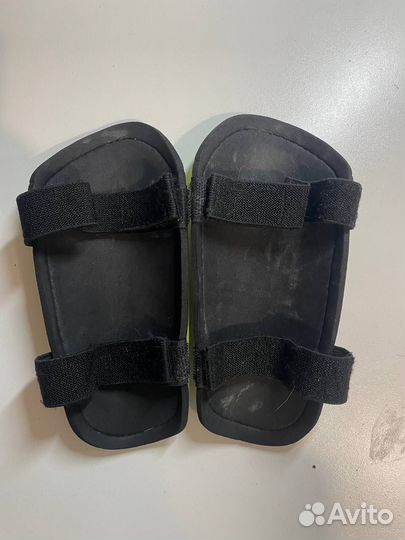 Футбольные щитки Demix