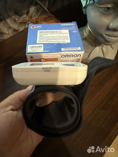 Тонометр на запястье omron