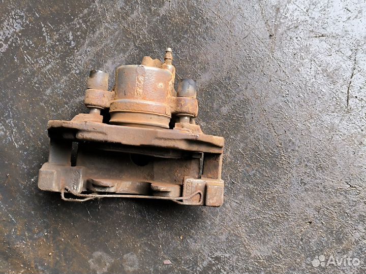 Суппорт передний правый Ford Focus 3