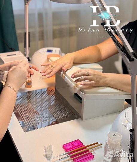 Модель на маникюр