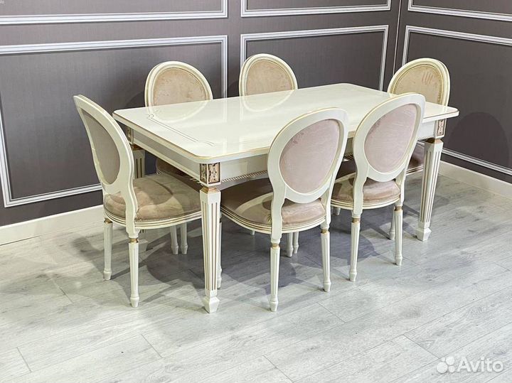 Стол и стулья в гостиную. В наличии