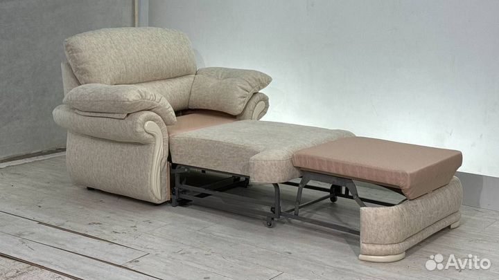 Кресло с деревянными вставками мягкое со спальным