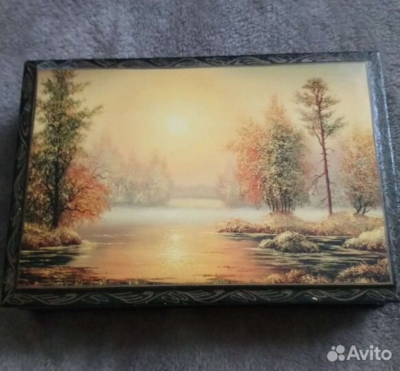 Шкатулка, статуэтки