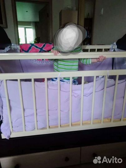 Детская кроватка с маятником и ящиком