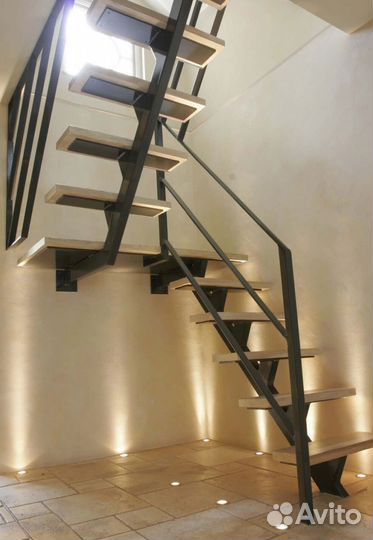 Металлическая лестница на монокосоуре