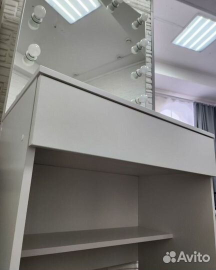 Гримерный столик с зеркалом и подсветкой