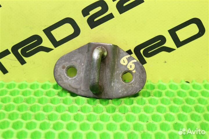 Петля замка багажника задняя Mazda Bongo SK82MN