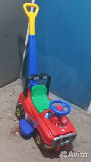 Машинка каталка толокар с ручкой и подножками