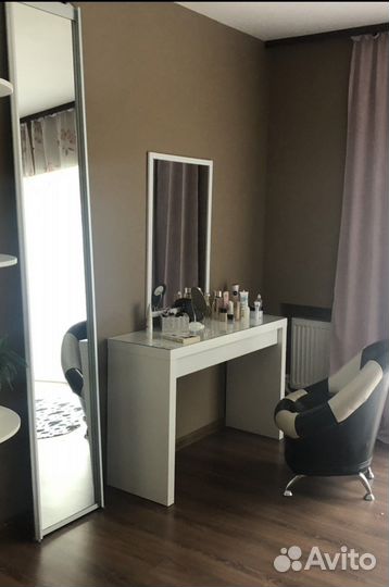 Туалетный столик с зеркалом
