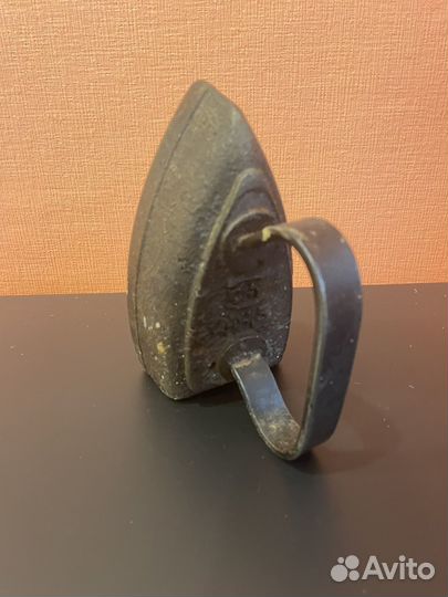 Старый утюг чугунный