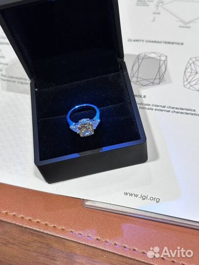 Кольцо в стиле Graff белый кушон 3 карата + боковые триллионы cvd
