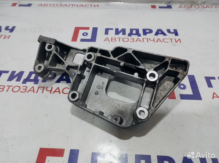 Кронштейн генератора Volkswagen Passat B6 06F903143F