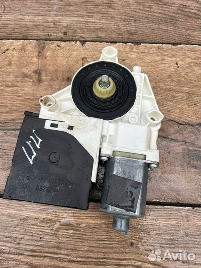 Моторчик стеклоподъемника передний правый Audi 3