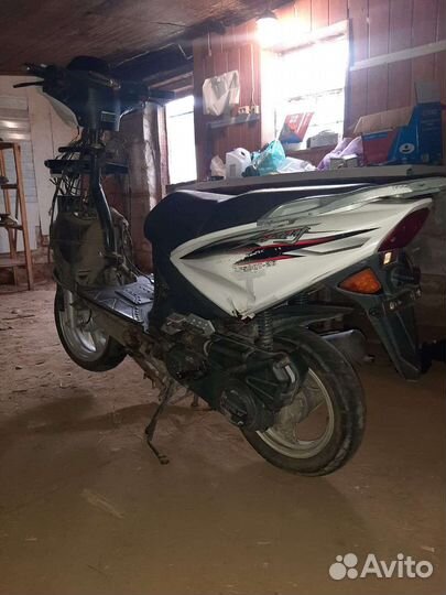 Продам скутер на запчасти двигатель живой