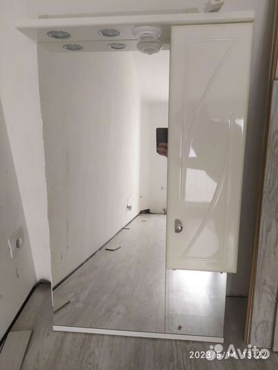 Навесная полка с зеркалом и подсветкой в ванную