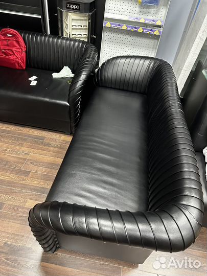 Кожаный диван