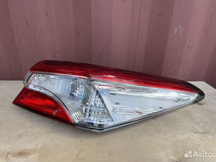 Фонарь внешний правый Toyota Camry V70