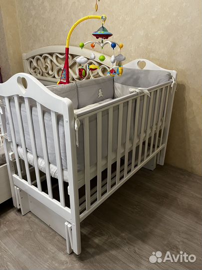 Детская кроватка с маятником