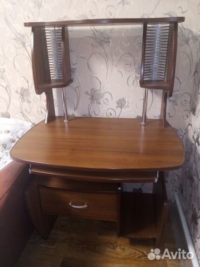 Компьютерный стол +кресло