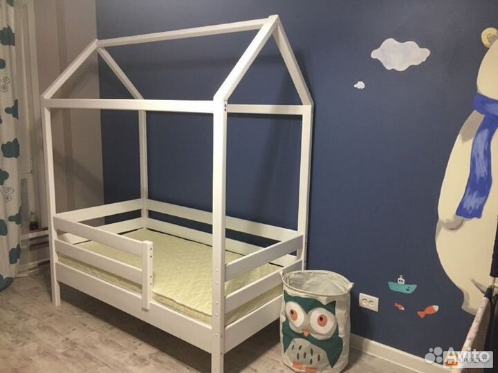 Кроватка домик из массива детская с бортиком