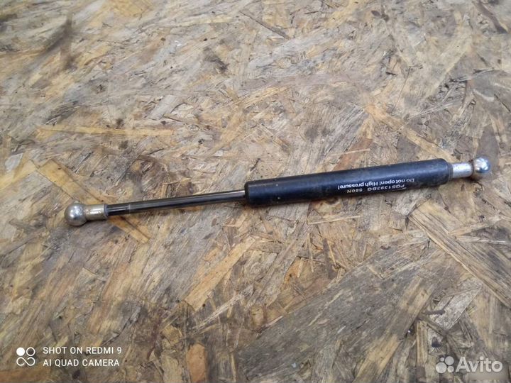 Амортизатор крышки багажника Audi 80