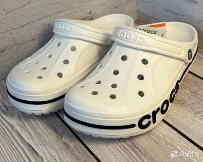 Одежда и домашний обувь. И крокусы