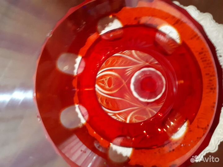 Ваза для цветов красная