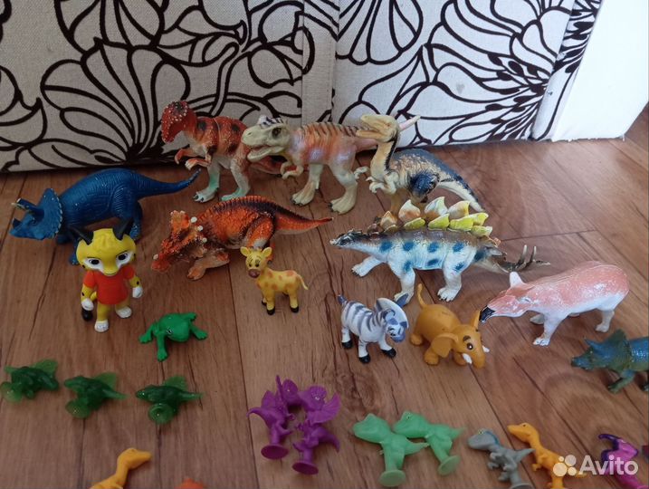 Пакет игрушек. Динозавры, Лео и другие