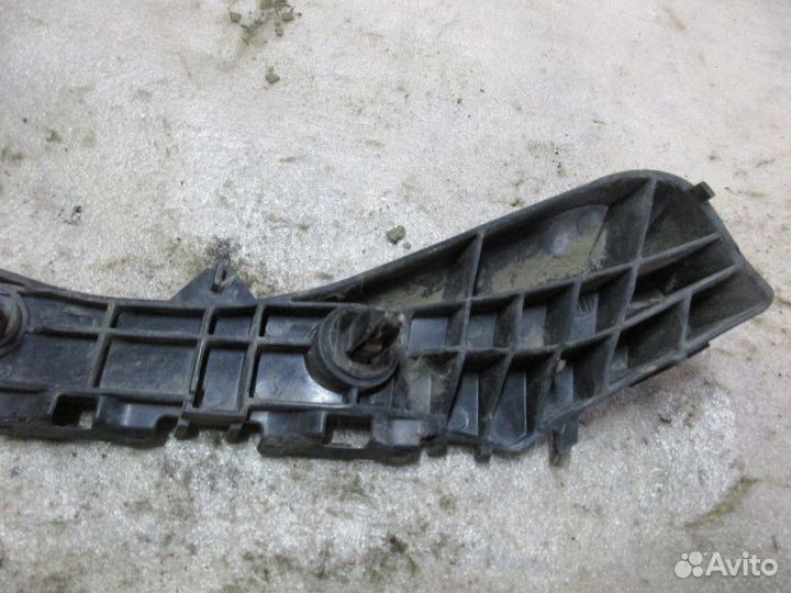 Направляющая заднего бампера левая Toyota Auris (E