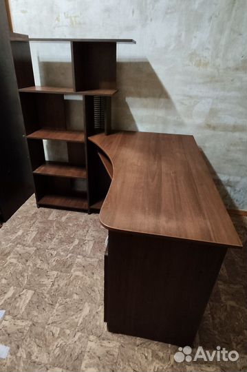 Компьютерный стол угловой с полками