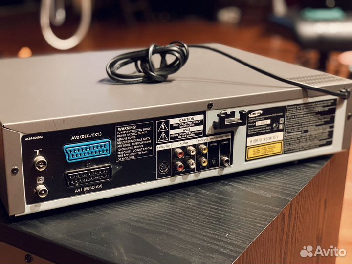 Проигрыватель CD и VHS в одном