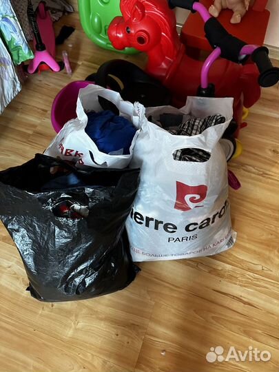 Отдам даром 3 пакета женской одежды