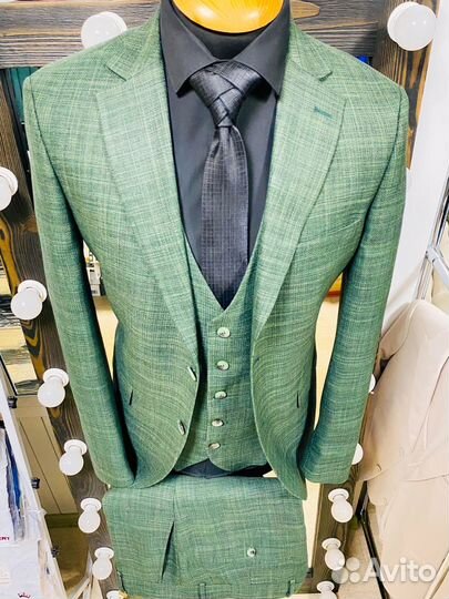 Мужской классический костюм зеленый тройка